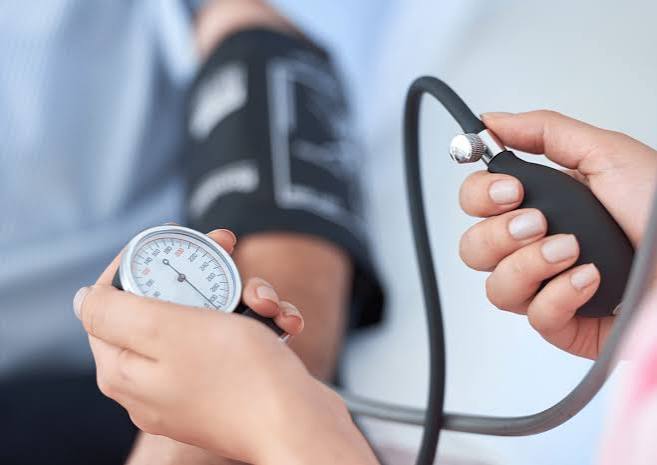 Blood pressure measurement with a blood pressure monitor